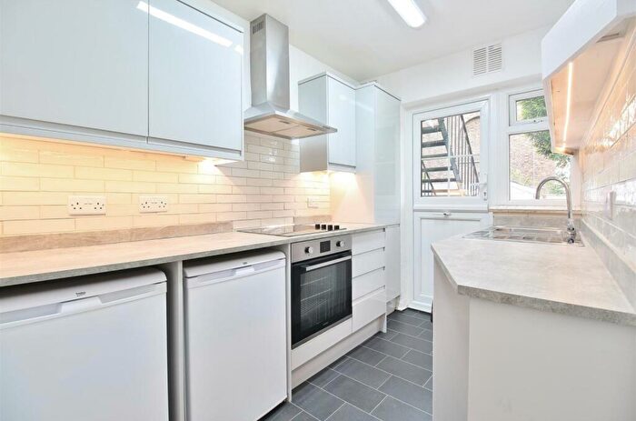 2 Bedroom Flat To Rent In Woodlands Grove, Isleworth, TW7