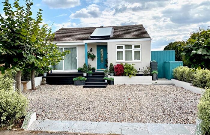 2 Bedroom Detached Bungalow For Sale In Richens Drive, Carterton, Oxfordshire, OX18