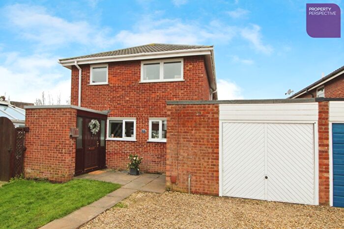 4 Bedroom Link Detached House For Sale In Pheasant Way, Yaxley, Peterborough, PE7