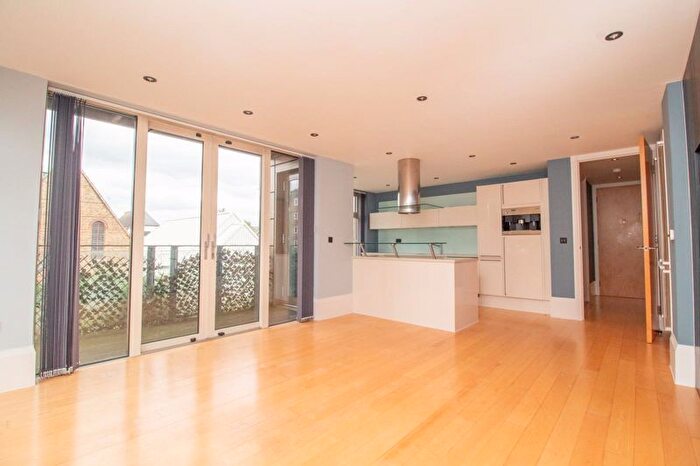 2 Bedroom Flat To Rent In Lower Queens Road, Buckhurst Hill, IG9
