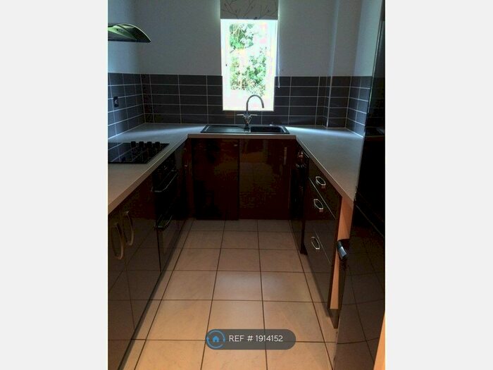 1 Bedroom Flat To Rent In Longmere Road, Crawley, RH10