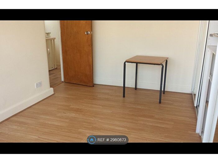 5 Bedroom Semi-detached House To Rent In Rosary Close, Hounslow, TW3