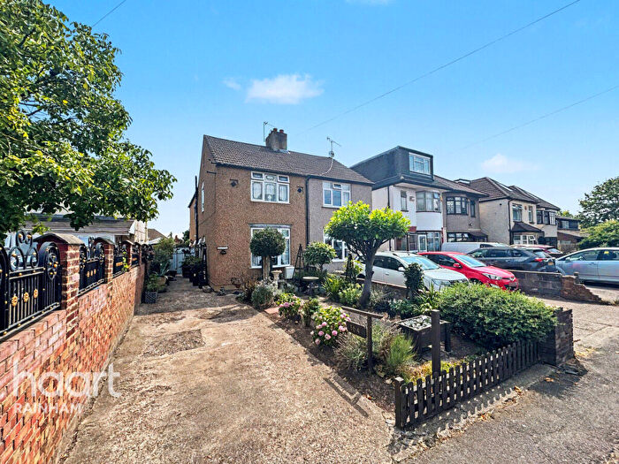 3 Bedroom Semi-Detached House For Sale In Upminster Road North, Rainham, RM13