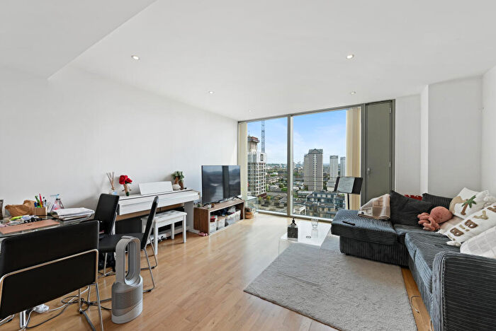 1 Bedroom Apartment To Rent In Landmark West, Canary Wharf, E14