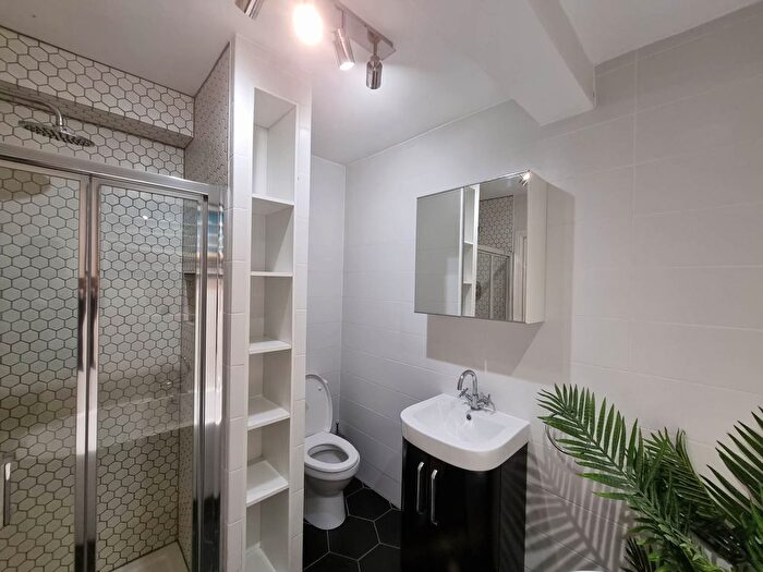 2 Bedroom Flat To Rent In Courcy Road, Turnpike Lane, N8