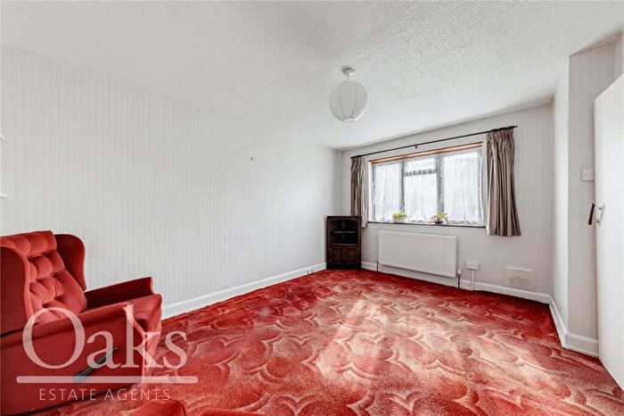 3 Bedroom Maisonette For Sale In Tamworth Lane, Mitcham, CR4