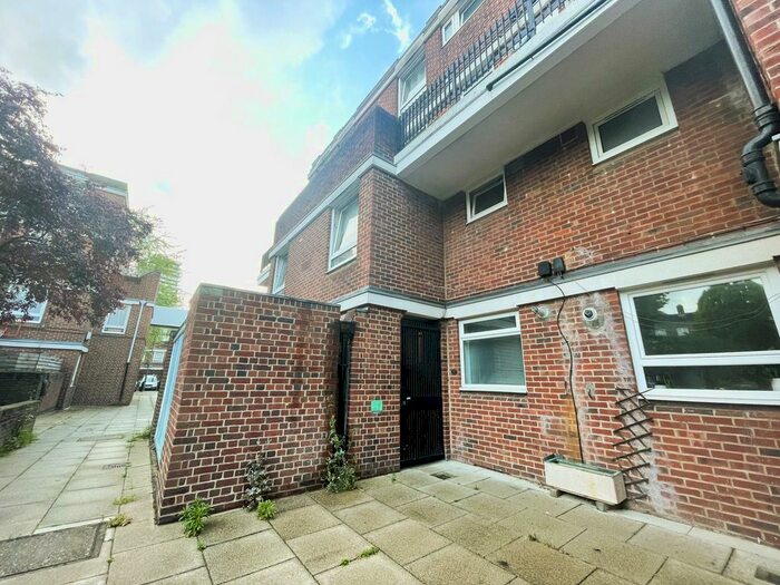 4 Bedroom Maisonette To Rent In Jansen Walk, Hope Street, London, SW11