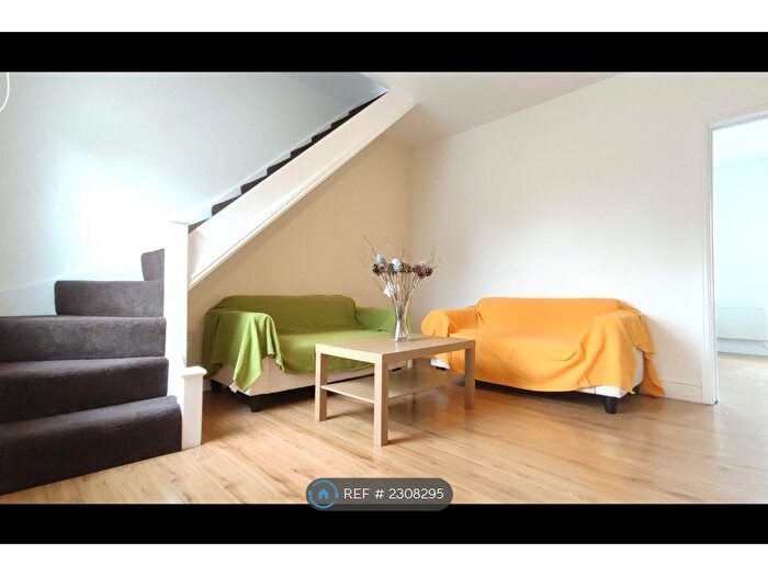 2 Bedroom Flat To Rent In Clayton Road, Hayes, UB3