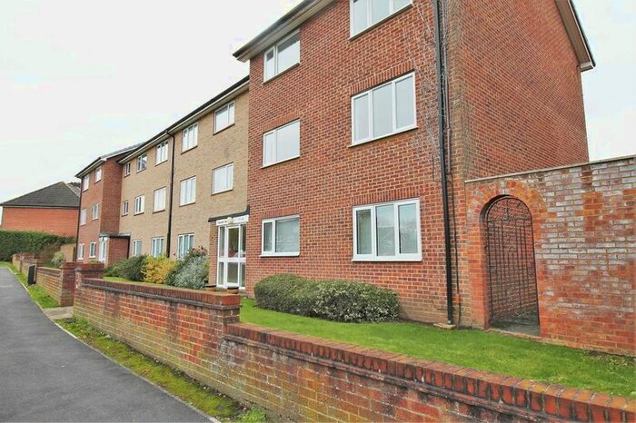 2 Bedroom Flat To Rent In Fairlands Avenue, Fairlands, Guildford, GU3
