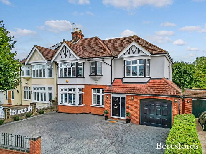 5 Bedroom Semi-detached House For Sale In Waldegrave Gardens, Upminster, RM14