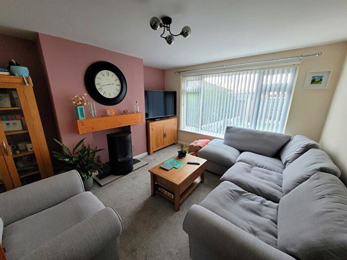 3 Bedroom End Of Terrace House For Sale In Chandler Close, Bampton, OX18