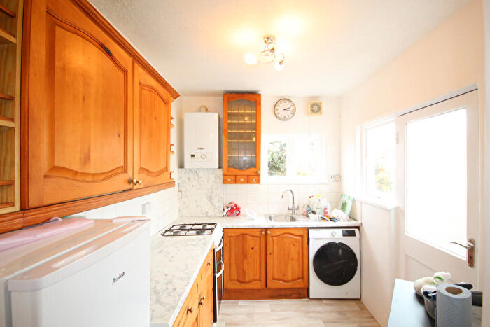 2 Bedroom Maisonette To Rent In Park Chase, Wembley, Middlesex, HA9