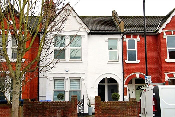 3 Bedroom Flat For Sale In Darwin Road, Ealing, W5