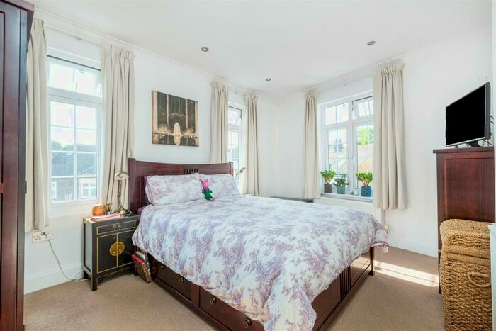 2 Bedroom Flat To Rent In Penrhyn Crescent, East Sheen, SW14