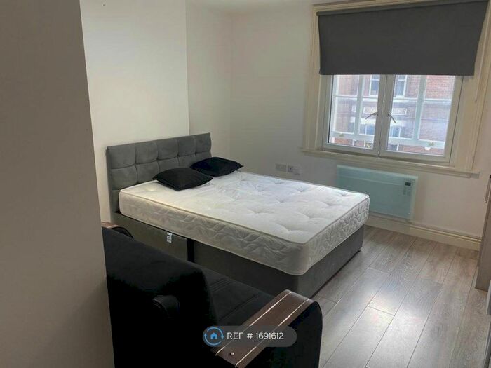 Studio To Rent In High Street Croydon, Croydon, CR0