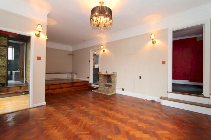 2 Bedroom Apartment To Rent In Abbots Road, Edgware, HA8