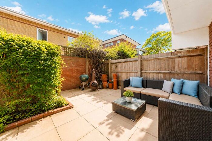 4 Bedroom Maisonette For Sale In Kilburn Lane, North Kensington, W10