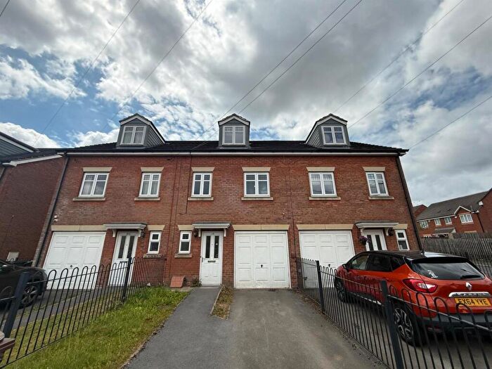 3 Bedroom Town House To Rent In Burnham Avenue, Bradford, BD4