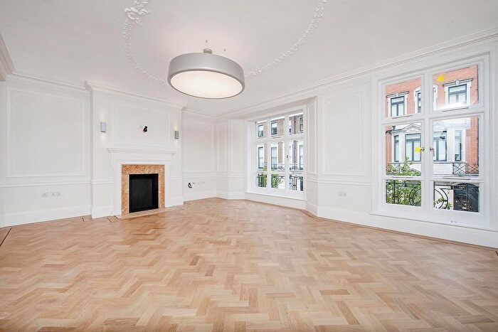 3 Bedroom Flat To Rent In Weymouth Street, Marylebone, London, W1G