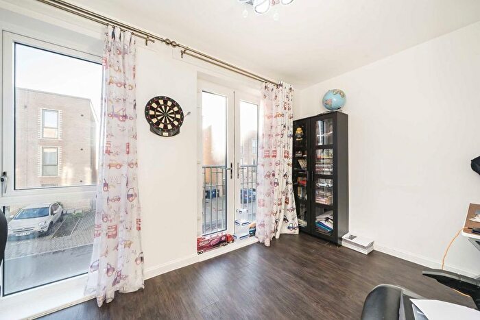 3 Bedroom Terraced House For Sale In Edgecumbe Avenue, Edgware, NW9