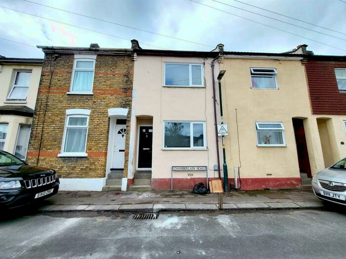 3 Bedroom Terraced House To Rent In Chamberlain Road, Chatham, ME4