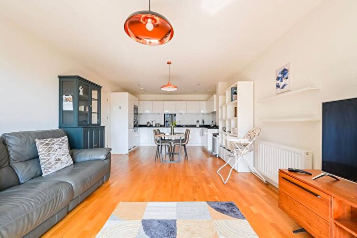 3 Bedroom Flat To Rent In Steevens Court, , Limehouse, London, E14