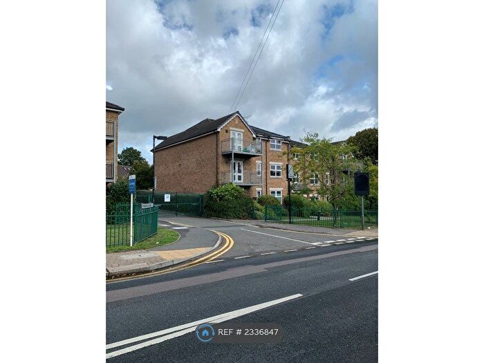 2 Bedroom Flat To Rent In Pinnata Close, Enfield, EN2