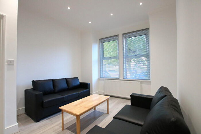 2 Bedroom Ground Maisonette For Sale In Ilex Road, Willesden, NW10