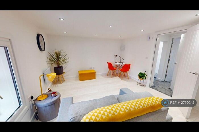 1 Bedroom Flat To Rent In Queen Street, Oldham, OL1