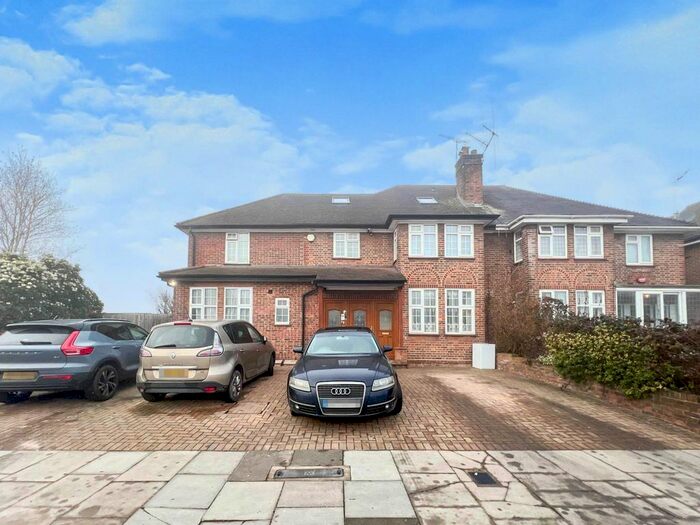 3 Bedroom Flat To Rent In Edgwarebury Lane, Edgware, HA8