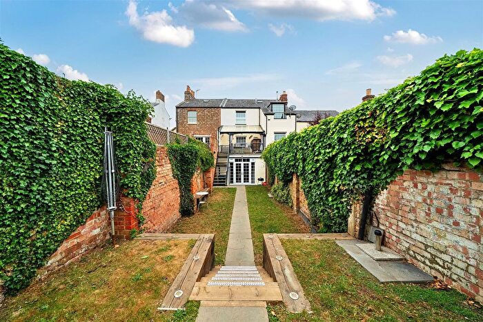 4 Bedroom Town House For Sale In High Street, Aylesbury, HP18