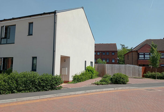 3 Bedroom Semi-Detached House To Rent In Finefield Walk, Slough, Berkshire, SL1