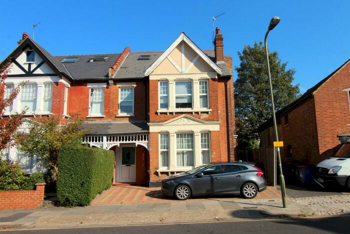 Flat To Rent In The Grove, Finchley Central, N3