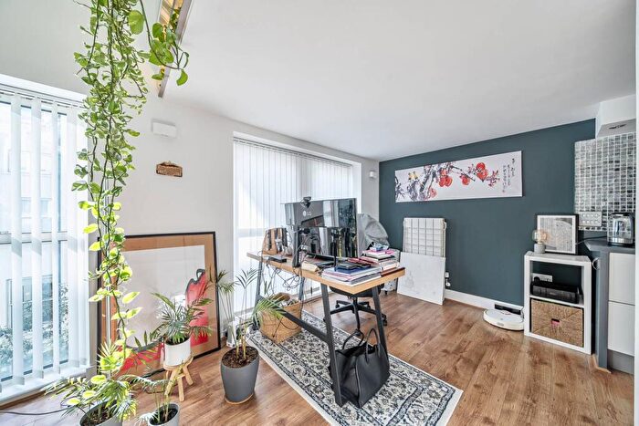 2 Bedroom Flat To Rent In Cadogan Road, Woolwich Riverside, London, SE18