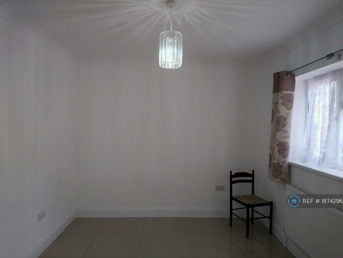 Studio To Rent In Albert Road, Ilford, IG1