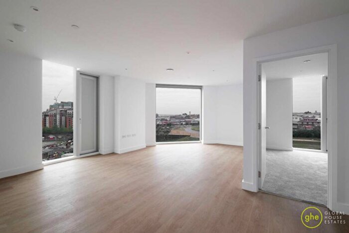 2 Bedroom Flat To Rent In Parkview, Manchester, Greater Manchester, M4