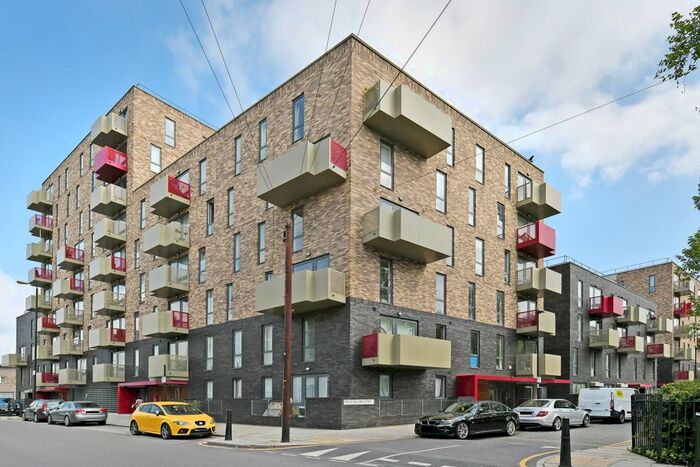 3 Bedroom Flat To Rent In Sketch Apartment, White Horse Lane, Stepney Green, E1