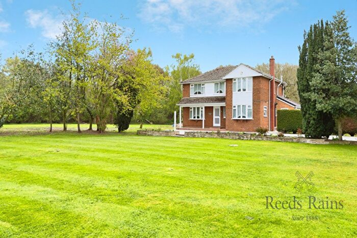 4 Bedroom Detached House For Sale In Camblesforth Road, Selby, North Yorkshire, YO8