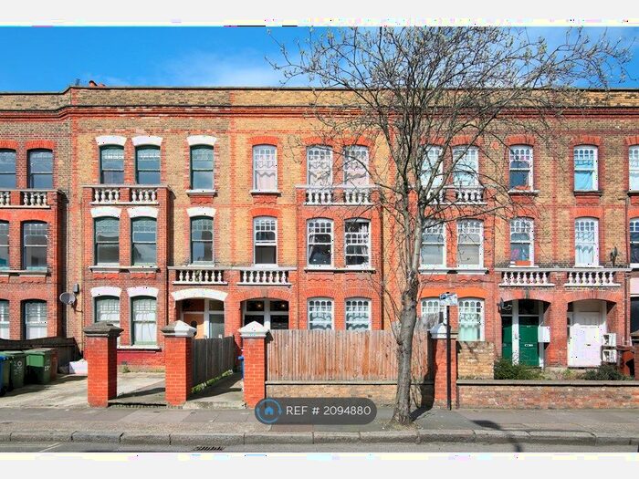 3 Bedroom Flat To Rent In Southampton Way, London, SE5