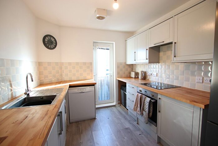 2 Bedroom Flat To Rent In West Court, Dundee, DD3