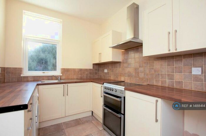 4 Bedroom Semi-Detached House To Rent In Broom Grove, Rotherham, S60