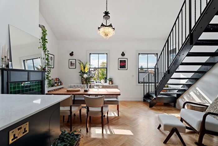 3 Bedroom Flat For Sale In Macfarlane Road, London, W12