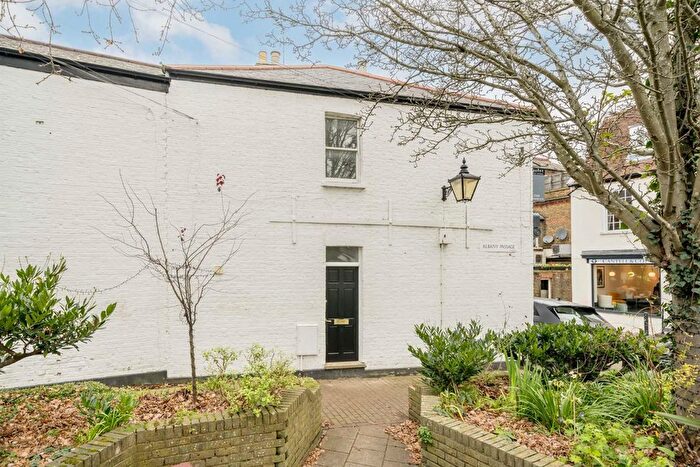 1 Bedroom Flat To Rent In Worple Way, Richmond, TW10