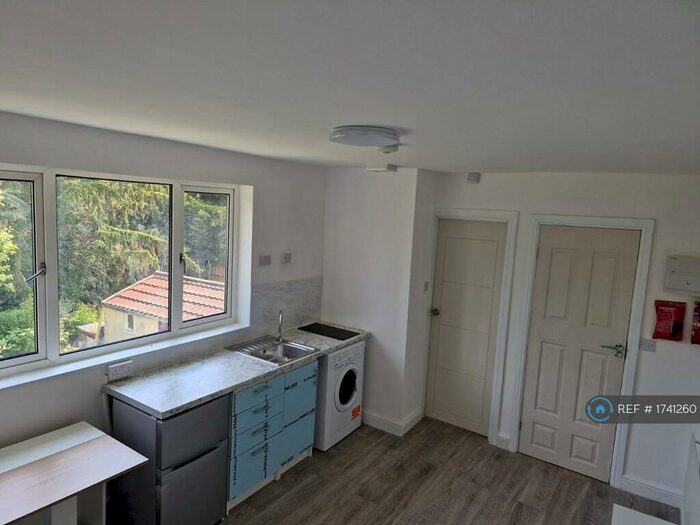 Studio To Rent In Whitehills Road, Loughton, IG10