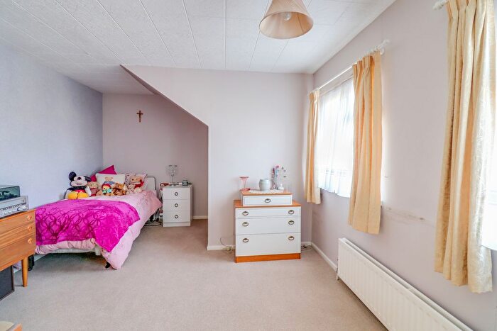 2 Bedroom Chalet For Sale In Lewes Way, Benfleet, SS7