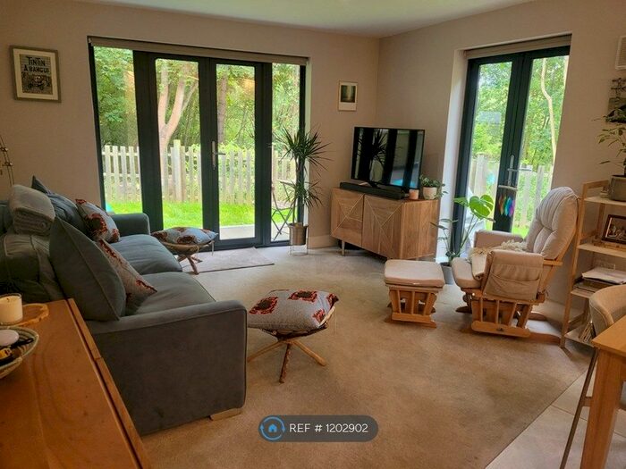 2 Bedroom Flat To Rent In Lake View Court, Waltham Cross EN8