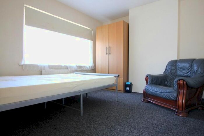 3 Bedroom Property To Rent In Gledwood Gardens, Hayes UB4