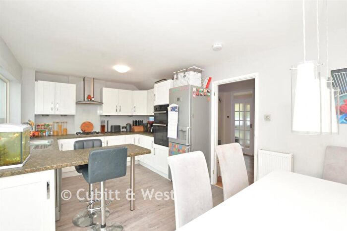 3 Bedroom Semi Detached House For Sale In Longwood Avenue, Waterlooville, Hampshire, PO8