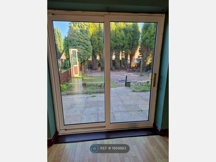 3 Bedroom Semi-Detached House To Rent In Hoskins Road, Stoke-On-Trent, ST6