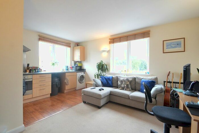 1 Bedroom Flat To Rent In Alfred House, - Oatlands Drive, Weybridge, KT13